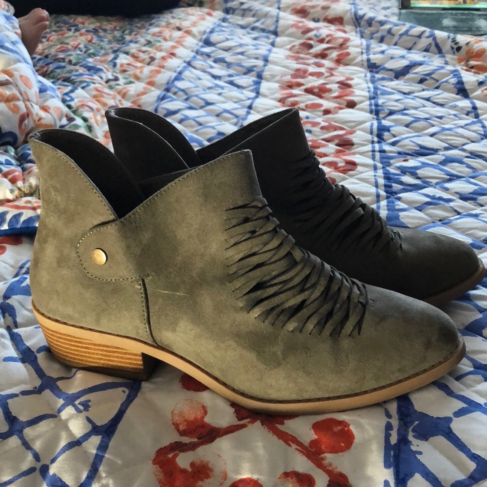 Women’s ankle booties